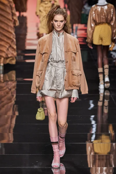 Look 19